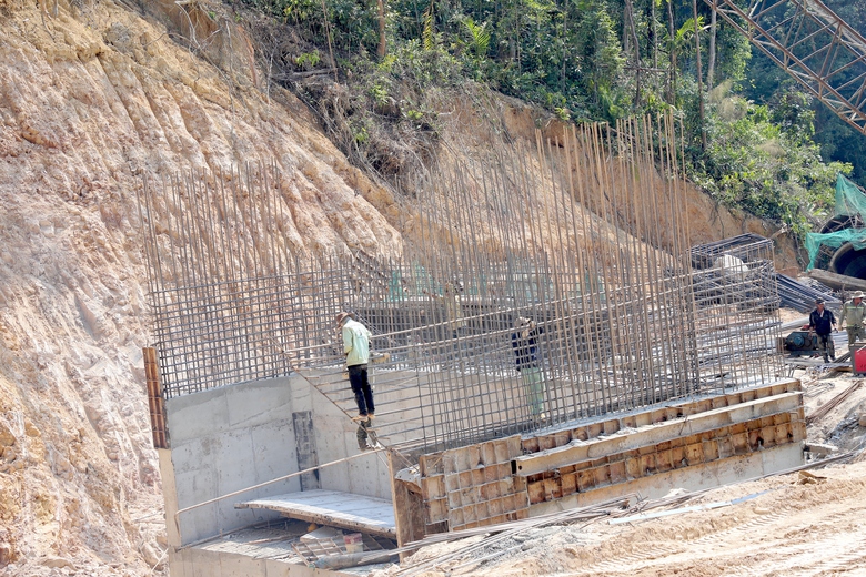 Giữa nắng gắt, c&ocirc;ng trường cao tốc Kh&aacute;nh H&ograve;a - Bu&ocirc;n Ma Thuột tăng tốc thi c&ocirc;ng- Ảnh 7.