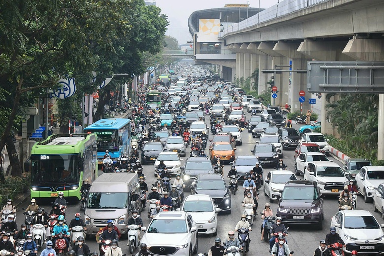 H&agrave; Nội: Tai nạn giao th&ocirc;ng giảm nhưng &ugrave;n tắc vẫn phức tạp- Ảnh 1.