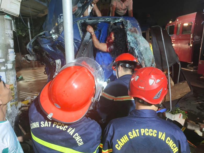 Truyền dịch tại chỗ, cắt cabin cứu đôi nam nữ mắc kẹt trong xe tải sau tai nạn giao thông- Ảnh 1. Truyền dịch tại chỗ, cắt cabin cứu đôi nam nữ mắc kẹt trong xe tải sau tai nạn giao thông- Ảnh 1.