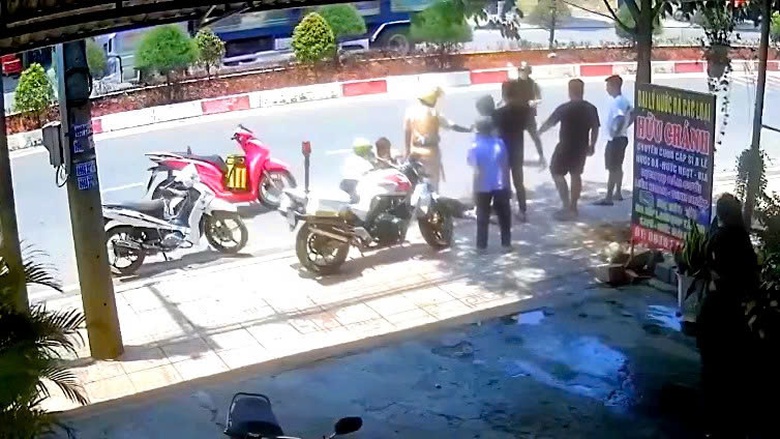 Sự thật sau clip bịa đặt về CSGT: Người vi phạm do không có bằng lái hoảng sợ nên tự té- Ảnh 1. Sự thật sau clip bịa đặt về CSGT: Người vi phạm do không có bằng lái hoảng sợ nên tự té- Ảnh 1.