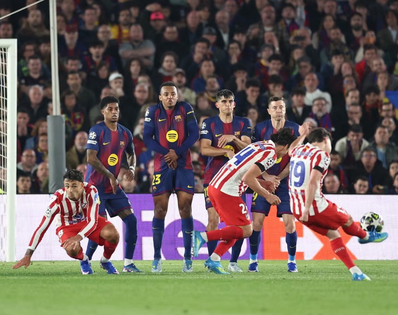 Alvarez lập si&ecirc;u phẩm, Atletico Madrid hạ Barcelona tại Champions League- Ảnh 2.