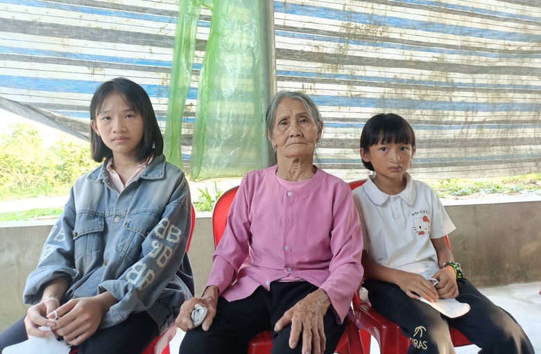 Bố mất do tai nạn, b&eacute; g&aacute;i dị tật nương nhờ b&agrave; nội gi&agrave; yếu- Ảnh 1.