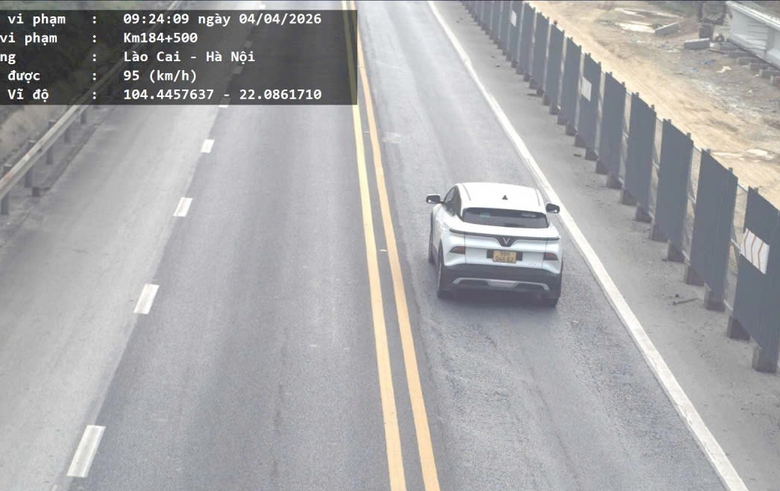 Hà Nội: CSGT xử lý loạt ô tô dừng chờ khách, nhận hàng ở lối vào cao tốc Nội Bài - Lào Cai- Ảnh 7. Hà Nội: CSGT xử lý loạt ô tô dừng chờ khách, nhận hàng ở lối vào cao tốc Nội Bài - Lào Cai- Ảnh 7.