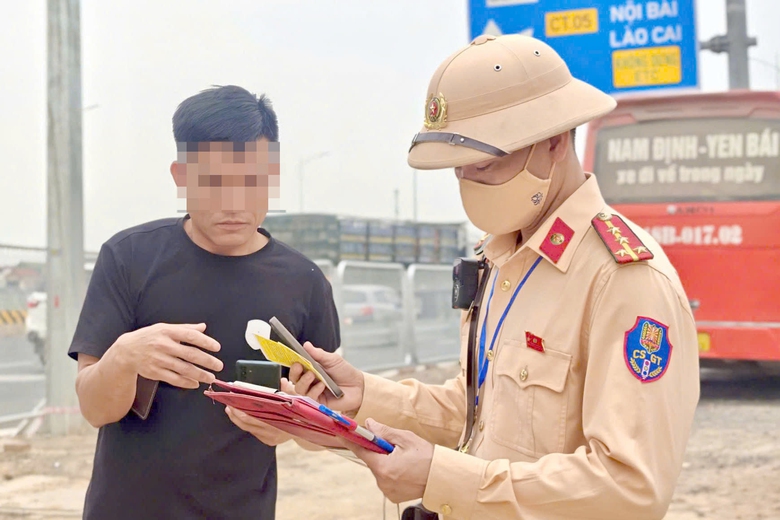 Hà Nội: CSGT xử lý loạt ô tô dừng chờ khách, nhận hàng ở lối vào cao tốc Nội Bài - Lào Cai- Ảnh 3. Hà Nội: CSGT xử lý loạt ô tô dừng chờ khách, nhận hàng ở lối vào cao tốc Nội Bài - Lào Cai- Ảnh 3.
