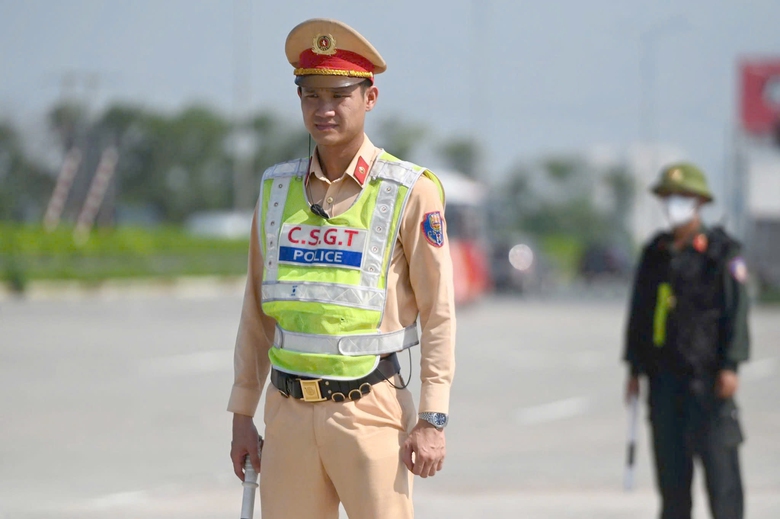 Hà Nội: CSGT xử lý loạt ô tô dừng chờ khách, nhận hàng ở lối vào cao tốc Nội Bài - Lào Cai- Ảnh 1. Hà Nội: CSGT xử lý loạt ô tô dừng chờ khách, nhận hàng ở lối vào cao tốc Nội Bài - Lào Cai- Ảnh 1.