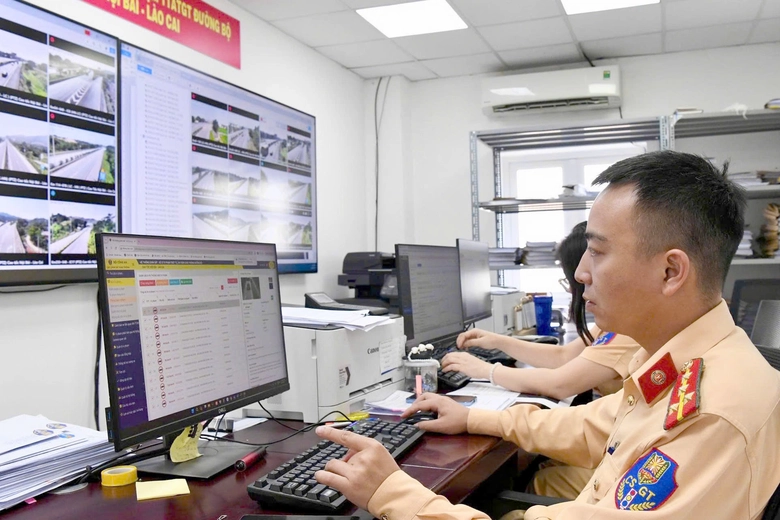 Hà Nội: CSGT xử lý loạt ô tô dừng chờ khách, nhận hàng ở lối vào cao tốc Nội Bài - Lào Cai- Ảnh 6. Hà Nội: CSGT xử lý loạt ô tô dừng chờ khách, nhận hàng ở lối vào cao tốc Nội Bài - Lào Cai- Ảnh 6.