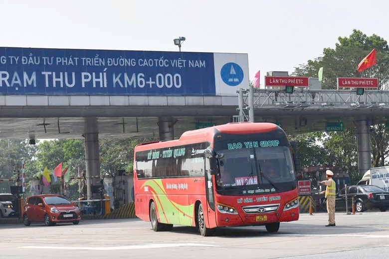 Hà Nội: CSGT xử lý loạt ô tô dừng chờ khách, nhận hàng ở lối vào cao tốc Nội Bài - Lào Cai- Ảnh 9. Hà Nội: CSGT xử lý loạt ô tô dừng chờ khách, nhận hàng ở lối vào cao tốc Nội Bài - Lào Cai- Ảnh 9.