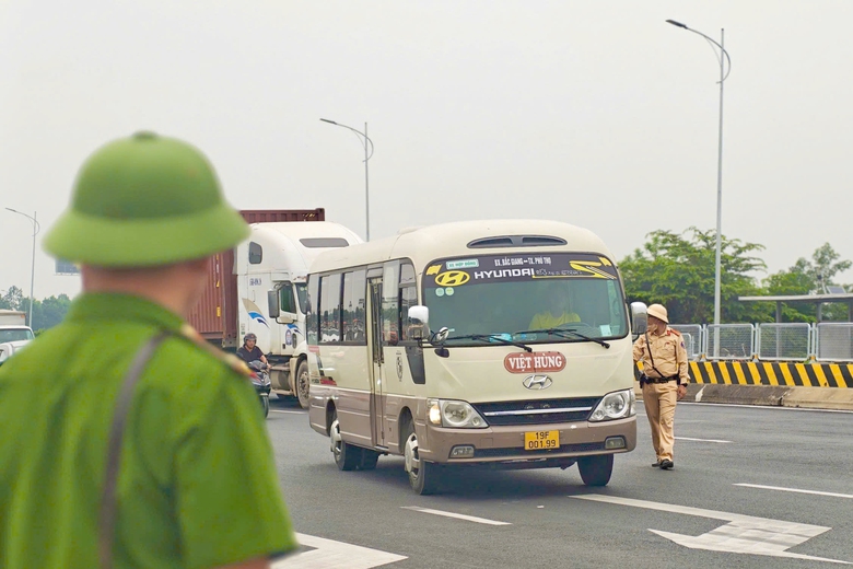 Hà Nội: CSGT xử lý loạt ô tô dừng chờ khách, nhận hàng ở lối vào cao tốc Nội Bài - Lào Cai- Ảnh 2. Hà Nội: CSGT xử lý loạt ô tô dừng chờ khách, nhận hàng ở lối vào cao tốc Nội Bài - Lào Cai- Ảnh 2.