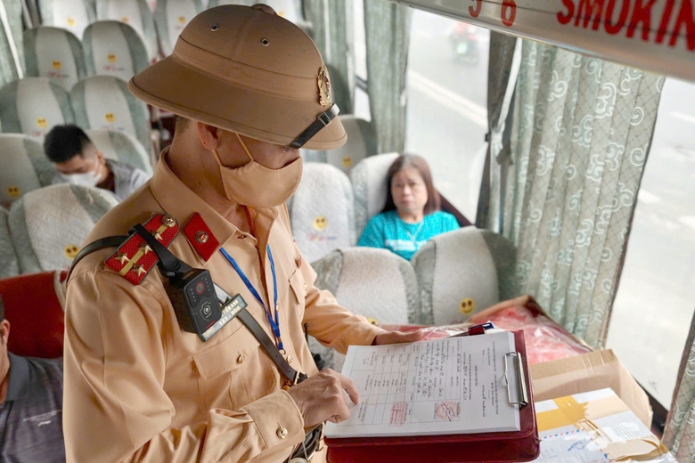 Hà Nội: CSGT xử lý loạt ô tô dừng chờ khách, nhận hàng ở lối vào cao tốc Nội Bài - Lào Cai- Ảnh 4. Hà Nội: CSGT xử lý loạt ô tô dừng chờ khách, nhận hàng ở lối vào cao tốc Nội Bài - Lào Cai- Ảnh 4.