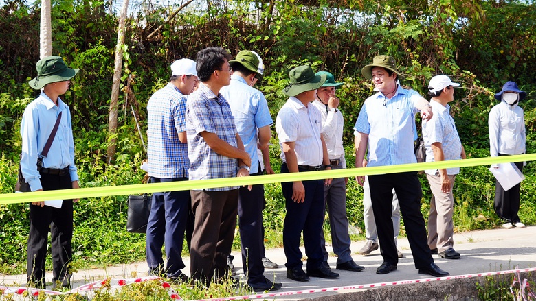 C&agrave; Mau th&uacute;c tiến độ, th&aacute;o gỡ vướng mắc mặt bằng c&aacute;c dự &aacute;n trọng điểm- Ảnh 1.