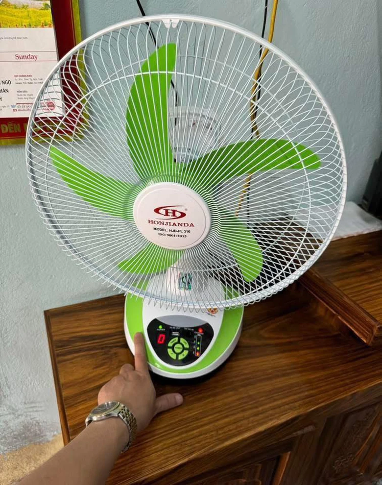 Chi tiền triệu sắm quạt t&iacute;ch điện, chủ động ứng ph&oacute; sự cố mất điện m&ugrave;a h&egrave;- Ảnh 4.