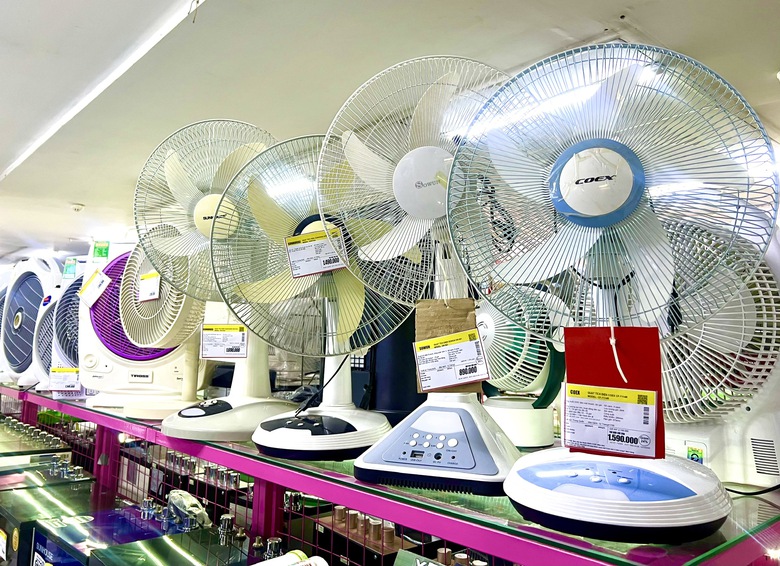 Chi tiền triệu sắm quạt t&iacute;ch điện, chủ động ứng ph&oacute; sự cố mất điện m&ugrave;a h&egrave;- Ảnh 1.