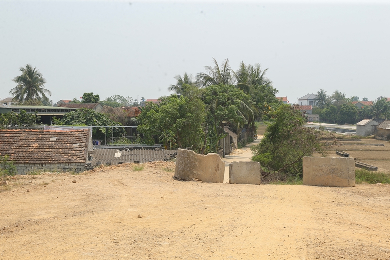 Nghệ An: Cầu trăm tỷ chưa thể lưu thông vì vướng mặt bằng làm đường dẫn- Ảnh 3. Nghệ An: Cầu trăm tỷ chưa thể lưu thông vì vướng mặt bằng làm đường dẫn- Ảnh 3.