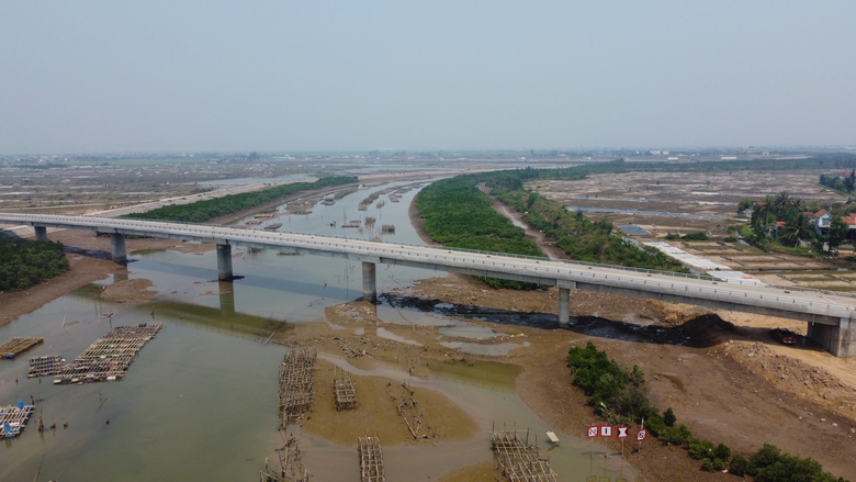 Nghệ An: Cầu trăm tỷ chưa thể lưu thông vì vướng mặt bằng làm đường dẫn- Ảnh 1. Nghệ An: Cầu trăm tỷ chưa thể lưu thông vì vướng mặt bằng làm đường dẫn- Ảnh 1.