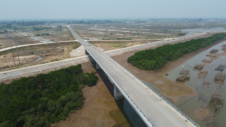 Nghệ An: Cầu trăm tỷ chưa thể lưu thông vì vướng mặt bằng làm đường dẫn- Ảnh 5. Nghệ An: Cầu trăm tỷ chưa thể lưu thông vì vướng mặt bằng làm đường dẫn- Ảnh 5.