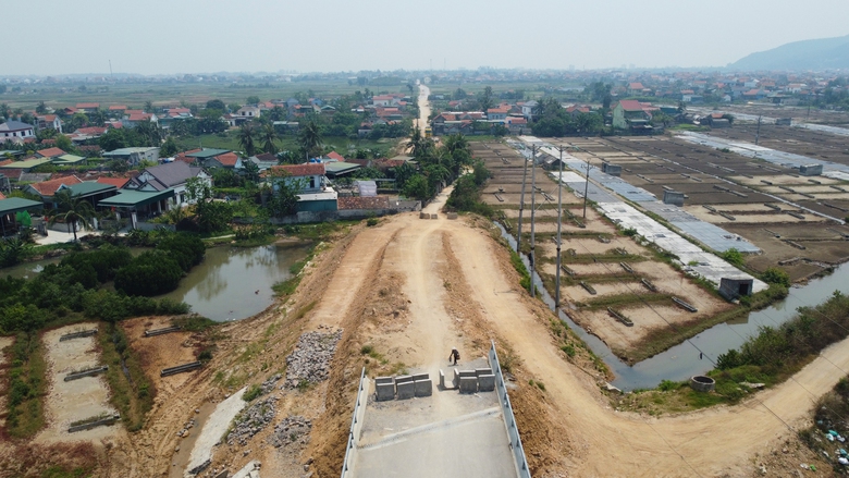 Nghệ An: Cầu trăm tỷ chưa thể lưu thông vì vướng mặt bằng làm đường dẫn- Ảnh 2. Nghệ An: Cầu trăm tỷ chưa thể lưu thông vì vướng mặt bằng làm đường dẫn- Ảnh 2.
