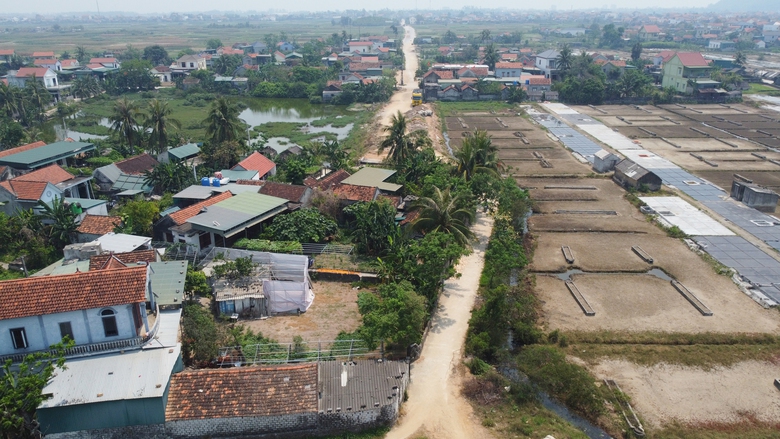 Nghệ An: Cầu trăm tỷ chưa thể lưu thông vì vướng mặt bằng làm đường dẫn- Ảnh 6. Nghệ An: Cầu trăm tỷ chưa thể lưu thông vì vướng mặt bằng làm đường dẫn- Ảnh 6.