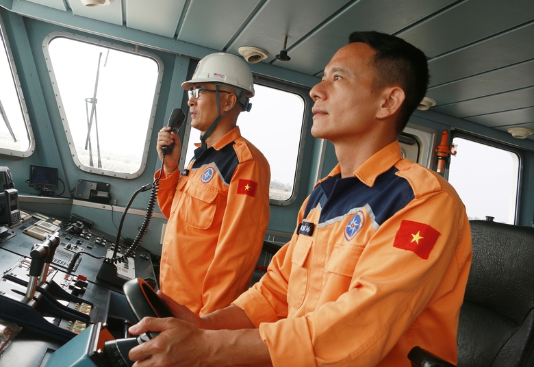 Huấn luyện cứu nạn h&agrave;ng hải: Giữ sự sống ngo&agrave;i khơi từ những giờ r&egrave;n luyện khắc nghiệt- Ảnh 1.