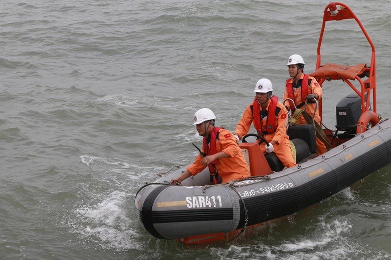 Huấn luyện cứu nạn h&agrave;ng hải: Giữ sự sống ngo&agrave;i khơi từ những giờ r&egrave;n luyện khắc nghiệt- Ảnh 4.