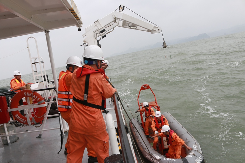 Huấn luyện cứu nạn h&agrave;ng hải: Giữ sự sống ngo&agrave;i khơi từ những giờ r&egrave;n luyện khắc nghiệt- Ảnh 3.