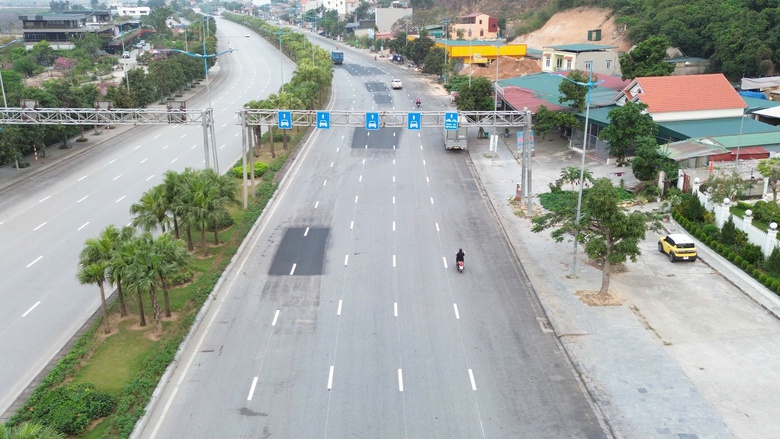 Quảng Ninh: Đã khắc phục vạch kẻ đường bị mờ trên QL18 qua Hạ Long- Ảnh 2. Quảng Ninh: Đã khắc phục vạch kẻ đường bị mờ trên QL18 qua Hạ Long- Ảnh 2.