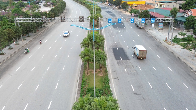 Quảng Ninh: Đã khắc phục vạch kẻ đường bị mờ trên QL18 qua Hạ Long- Ảnh 1. Quảng Ninh: Đã khắc phục vạch kẻ đường bị mờ trên QL18 qua Hạ Long- Ảnh 1.