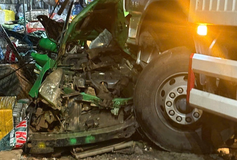 Xe tải va chạm taxi tr&ecirc;n đường Hồ Ch&iacute; Minh, một người tử vong- Ảnh 1.