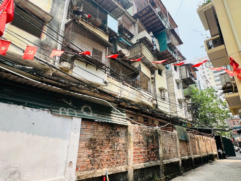 Hà Nội: Hoàn thành việc di dời, chuẩn bị phá dỡ chung cư 51 Huỳnh Thúc Kháng- Ảnh 8. Hà Nội: Hoàn thành việc di dời, chuẩn bị phá dỡ chung cư 51 Huỳnh Thúc Kháng- Ảnh 8.