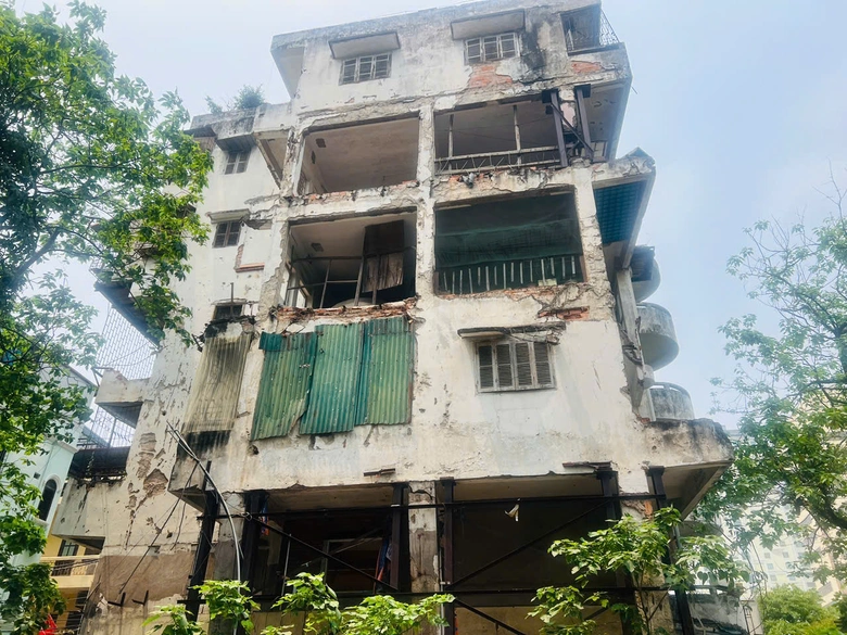 Hà Nội: Hoàn thành việc di dời, chuẩn bị phá dỡ chung cư 51 Huỳnh Thúc Kháng- Ảnh 12. Hà Nội: Hoàn thành việc di dời, chuẩn bị phá dỡ chung cư 51 Huỳnh Thúc Kháng- Ảnh 12.