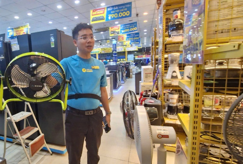 Chi tiền triệu sắm quạt t&iacute;ch điện, chủ động ứng ph&oacute; sự cố mất điện m&ugrave;a h&egrave;- Ảnh 2.