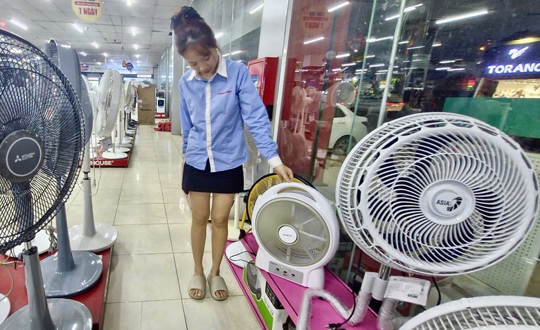 Chi tiền triệu sắm quạt t&iacute;ch điện, chủ động ứng ph&oacute; sự cố mất điện m&ugrave;a h&egrave;- Ảnh 3.