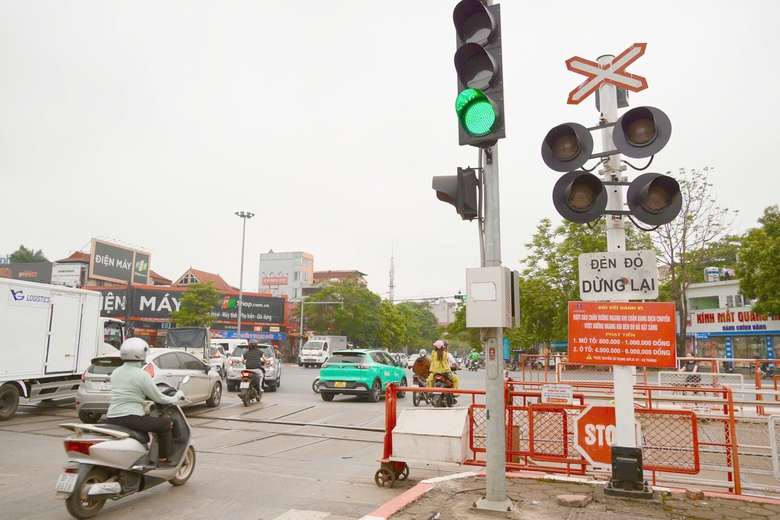 H&agrave; Nội: Bị CSGT xử phạt, nhiều t&agrave;i xế trần t&igrave;nh đủ l&yacute; do cố vượt đ&egrave;n đỏ đường sắt- Ảnh 2.