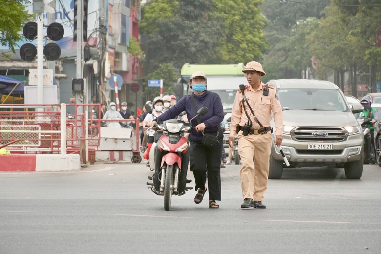H&agrave; Nội: Bị CSGT xử phạt, nhiều t&agrave;i xế trần t&igrave;nh đủ l&yacute; do cố vượt đ&egrave;n đỏ đường sắt- Ảnh 5.