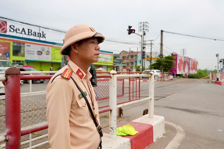 H&agrave; Nội: Bị CSGT xử phạt, nhiều t&agrave;i xế trần t&igrave;nh đủ l&yacute; do cố vượt đ&egrave;n đỏ đường sắt- Ảnh 9.