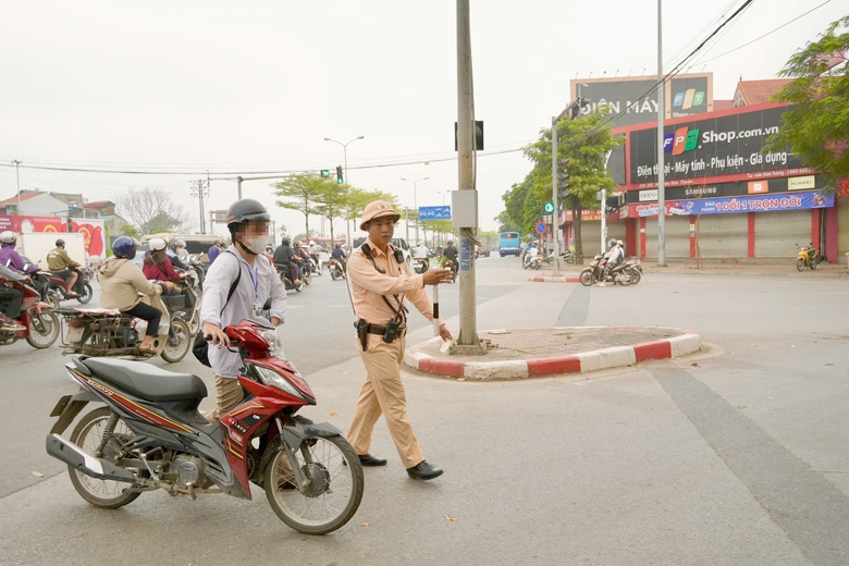 H&agrave; Nội: Bị CSGT xử phạt, nhiều t&agrave;i xế trần t&igrave;nh đủ l&yacute; do cố vượt đ&egrave;n đỏ đường sắt- Ảnh 4.