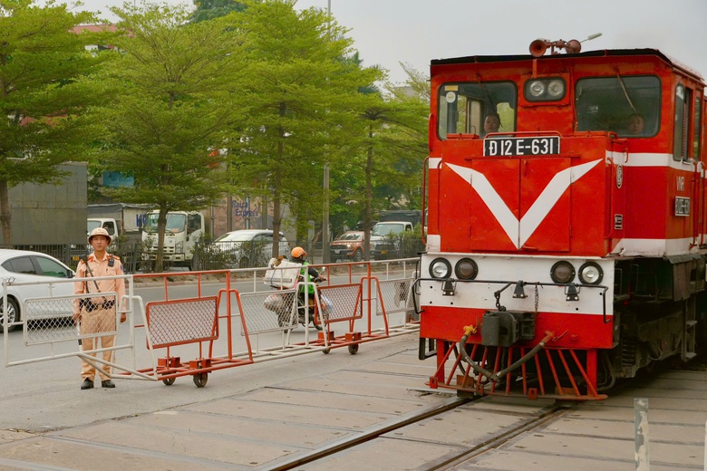 H&agrave; Nội: Bị CSGT xử phạt, nhiều t&agrave;i xế trần t&igrave;nh đủ l&yacute; do cố vượt đ&egrave;n đỏ đường sắt- Ảnh 1.