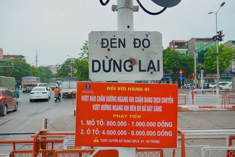 H&agrave; Nội: Bị CSGT xử phạt, nhiều t&agrave;i xế trần t&igrave;nh đủ l&yacute; do cố vượt đ&egrave;n đỏ đường sắt- Ảnh 8.