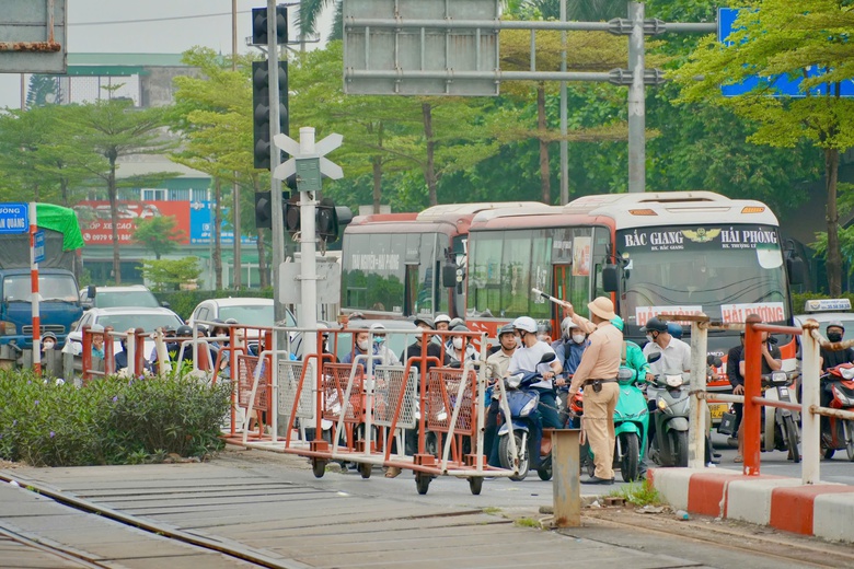 H&agrave; Nội: Bị CSGT xử phạt, nhiều t&agrave;i xế trần t&igrave;nh đủ l&yacute; do cố vượt đ&egrave;n đỏ đường sắt- Ảnh 7.