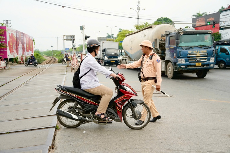 H&agrave; Nội: Bị CSGT xử phạt, nhiều t&agrave;i xế trần t&igrave;nh đủ l&yacute; do cố vượt đ&egrave;n đỏ đường sắt- Ảnh 3.