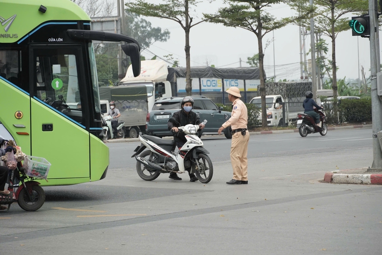 H&agrave; Nội: Bị CSGT xử phạt, nhiều t&agrave;i xế trần t&igrave;nh đủ l&yacute; do cố vượt đ&egrave;n đỏ đường sắt- Ảnh 6.
