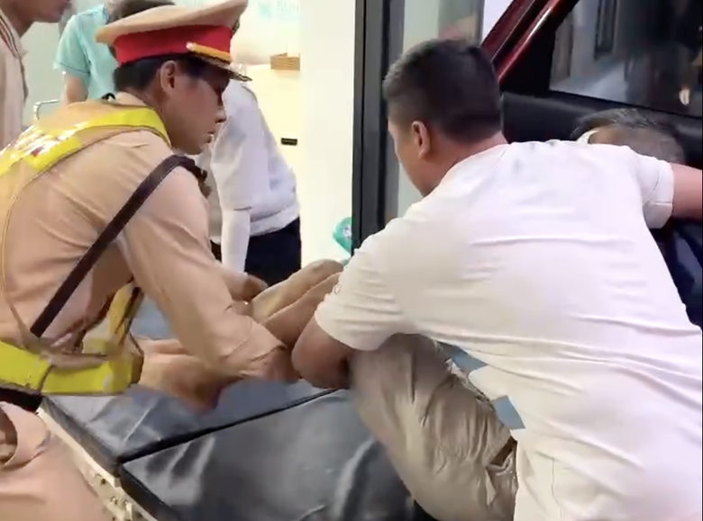L&acirc;m Đồng: CSGT mở đường trong đ&ecirc;m, kịp thời đưa người nghi đột quỵ đi cấp cứu- Ảnh 1.