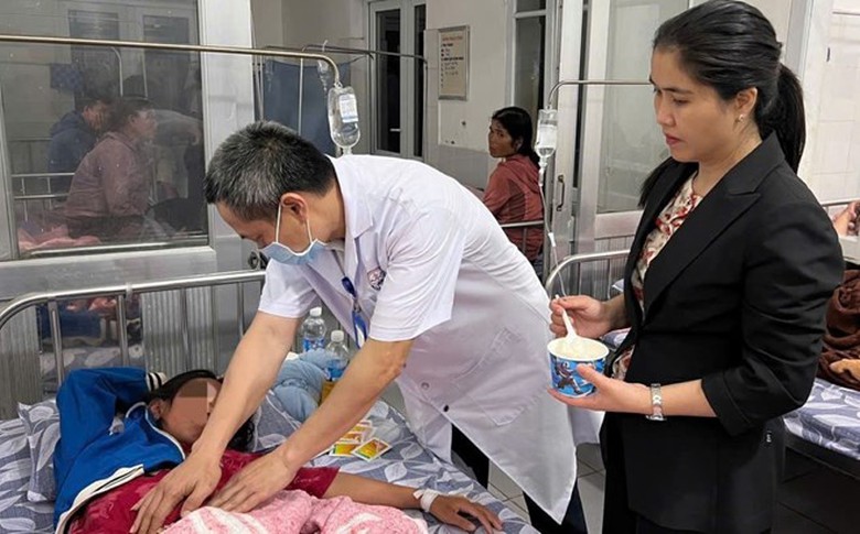 Nhiều học sinh, người d&acirc;n nghi bị ngộ độc sau khi ăn b&aacute;nh m&igrave; ở Quảng Trị- Ảnh 1.