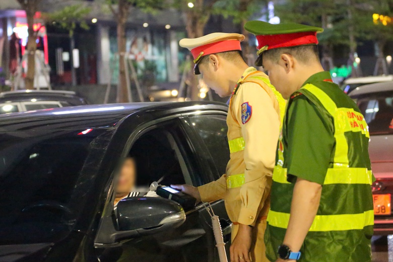 H&agrave; Nội: CSGT xử l&yacute; nhiều t&agrave;i xế cố t&igrave;nh l&aacute;i xe sau khi uống rượu bia ng&agrave;y đầu nghỉ lễ- Ảnh 3.