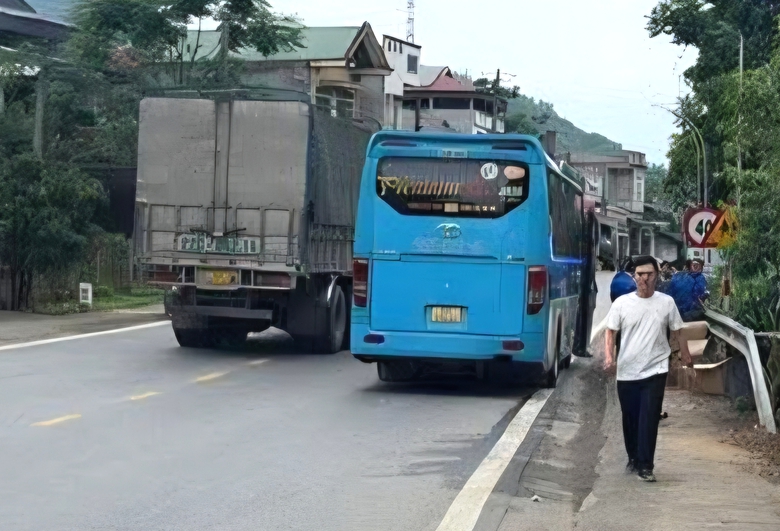 T&agrave;i xế kh&ocirc;ng c&oacute; giấy ph&eacute;p l&aacute;i xe chở đo&agrave;n thiện nguyện chạy qu&aacute; tốc độ- Ảnh 1.