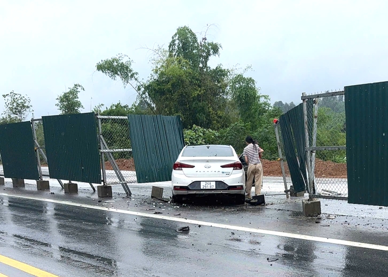 Va chạm li&ecirc;n ho&agrave;n tr&ecirc;n cao tốc Nội B&agrave;i - L&agrave;o Cai, &ugrave;n tắc hai chiều- Ảnh 2.