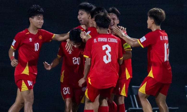 Thua đậm H&agrave;n Quốc, U17 Việt Nam vẫn rộng cửa v&agrave;o tứ kết- Ảnh 1.