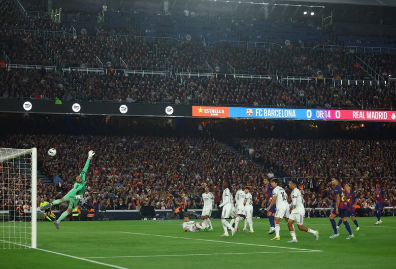 Đ&aacute;nh bại Real Madrid, Barcelona ch&iacute;nh thức v&ocirc; địch La Liga- Ảnh 1.