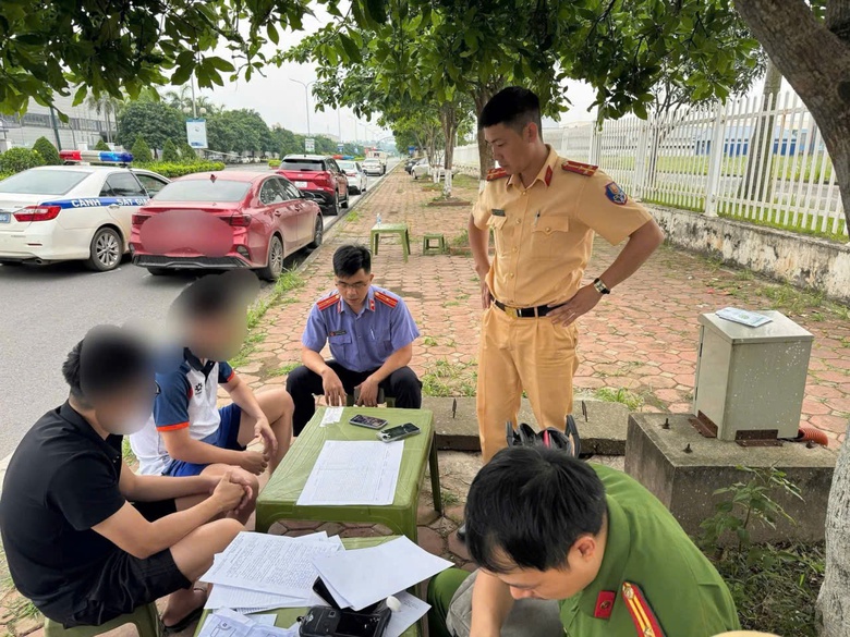 Th&aacute;i Nguy&ecirc;n: Khống chế t&agrave;i xế vi phạm tốc độ, đ&acirc;m v&agrave;o xe CSGT- Ảnh 2.