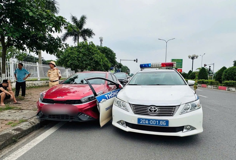 Th&aacute;i Nguy&ecirc;n: Khống chế t&agrave;i xế vi phạm tốc độ, đ&acirc;m v&agrave;o xe CSGT- Ảnh 3.
