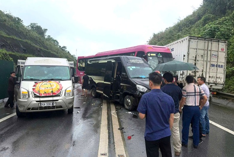 Hiện trường vụ TNGT li&ecirc;n ho&agrave;n 4 xe tr&ecirc;n cao tốc Nội B&agrave;i - L&agrave;o Cai.